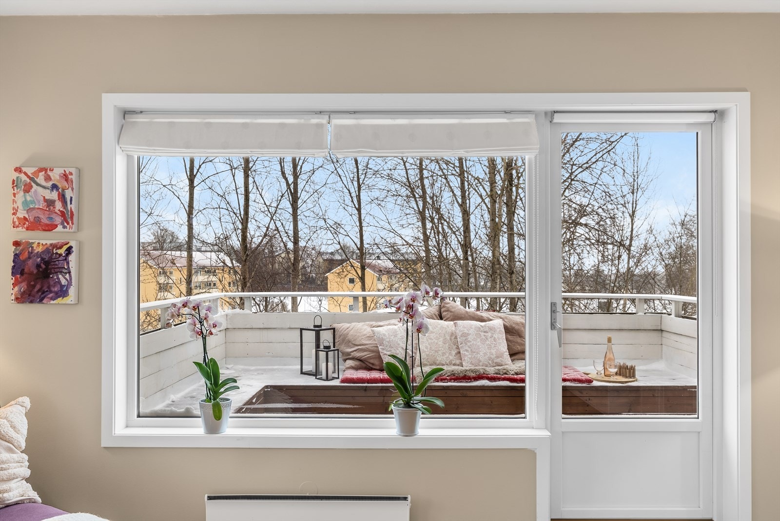 Stuen har en åpen og behagelig atmosfære med utsyn mot grøntområde på sommeren. Galleribilde