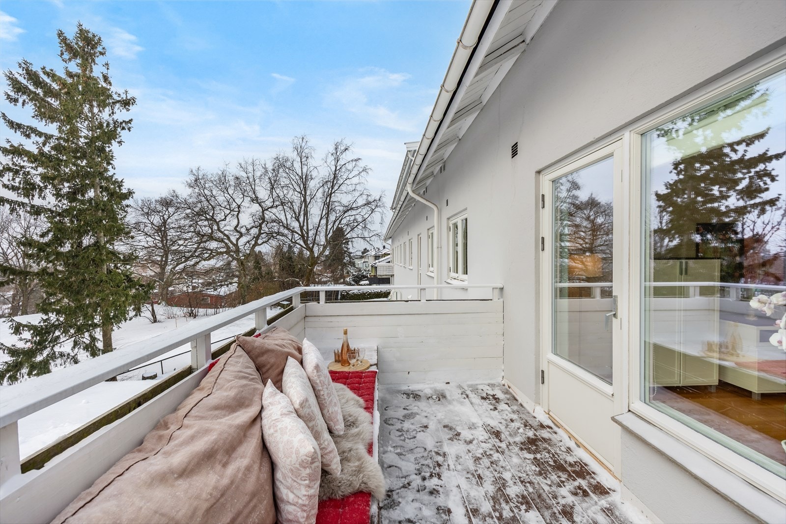 I vår- og sommerhalvåret blir balkongen en naturlig forlengelse av stuen, perfekt for hyggelige stunder med familie og venner. Galleribilde