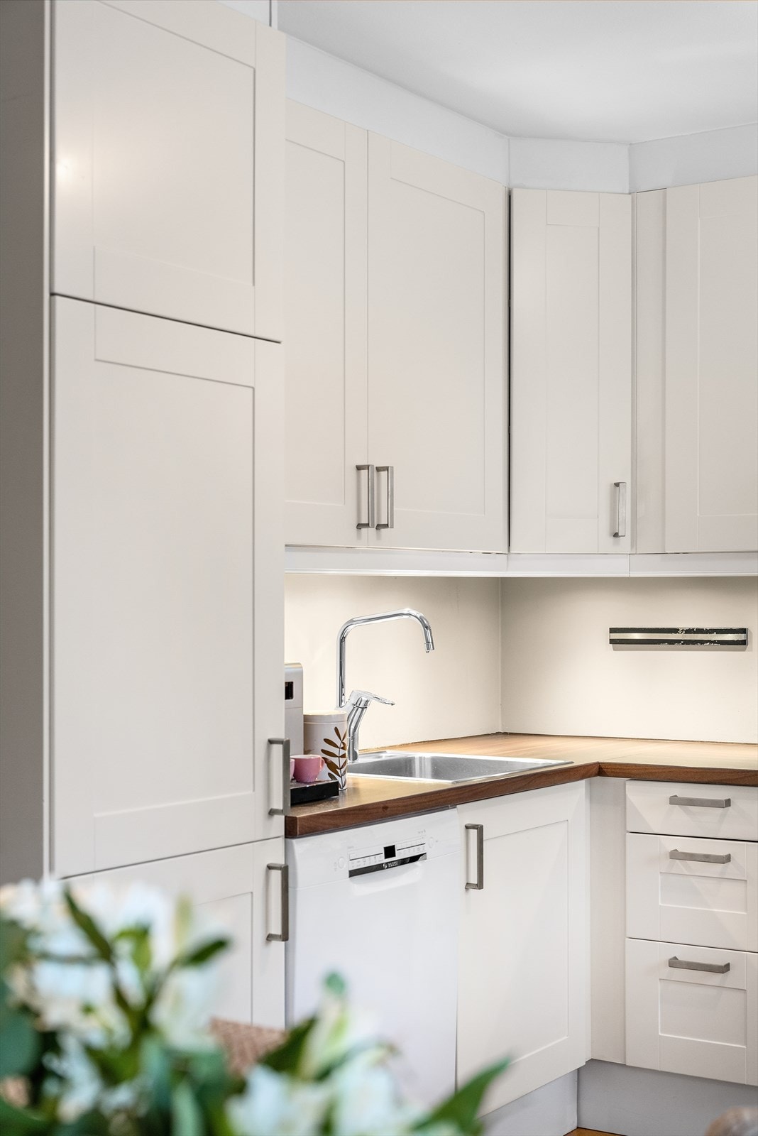 Praktisk med takhøye overskap, noe som hindrer at det legger seg fett og smuss på overskapene. Galleribilde