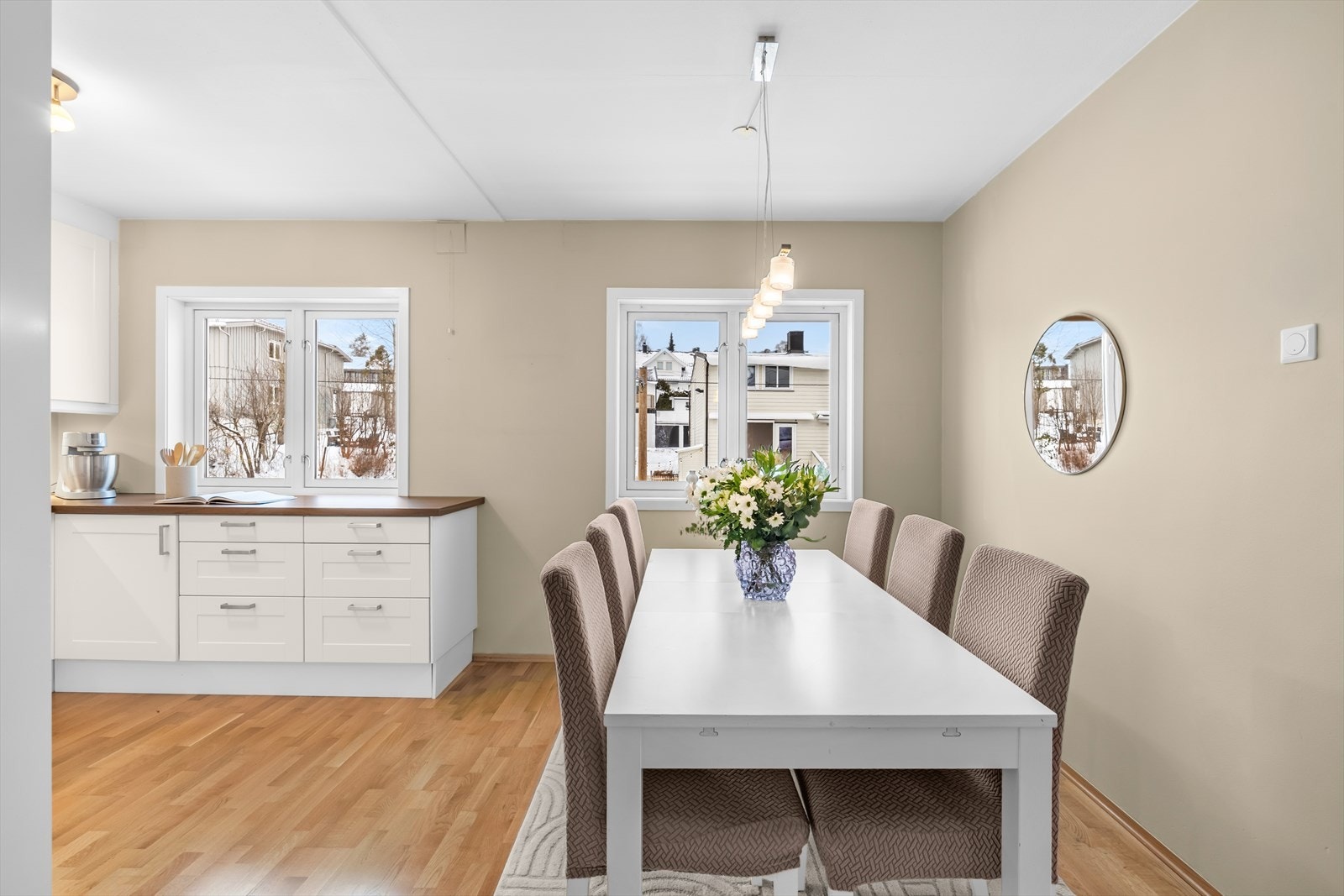 I direkte tilknytning til kjøkkenet er det godt tilrettelagt for et romslig spisebord, med god plass til å samle familie og venner til sosiale sammenkomster. Galleribilde