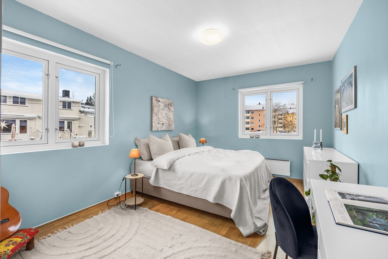 Et romslig og godt hovedsoverom. Soverommet ligger stille og rolig til, noe forøvrig også hele leiligheten gjør. Rommets størrelse gjør at det er rikelig med møbleringsmuligheter. Galleribilde