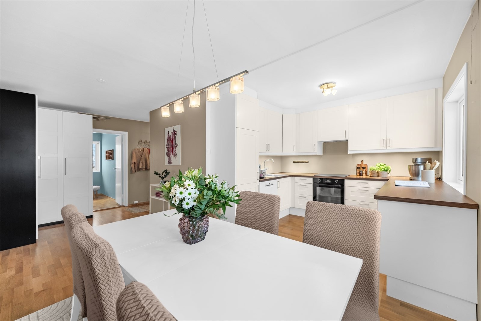 Leiligheten har et romslig og funksjonelt kjøkken med rikelig skap- og benkeplass. Galleribilde