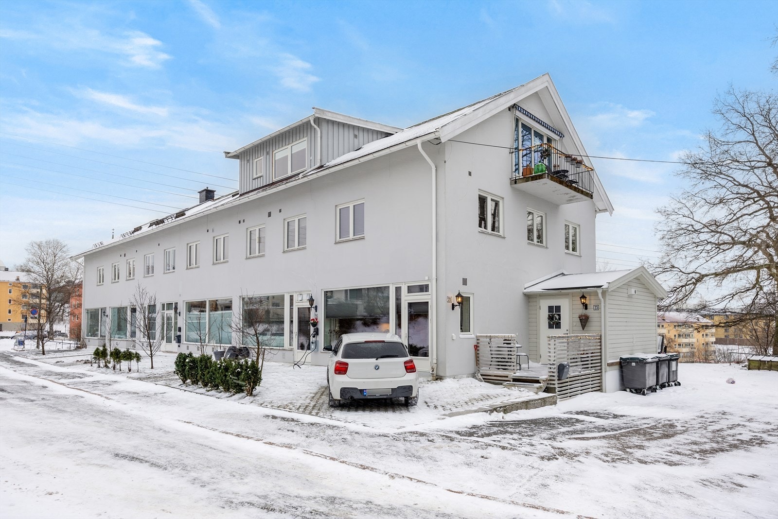 Bygget sett fra motsatt side. Hjørneleiligheten ligger nå da til venstre i bildet. Galleribilde