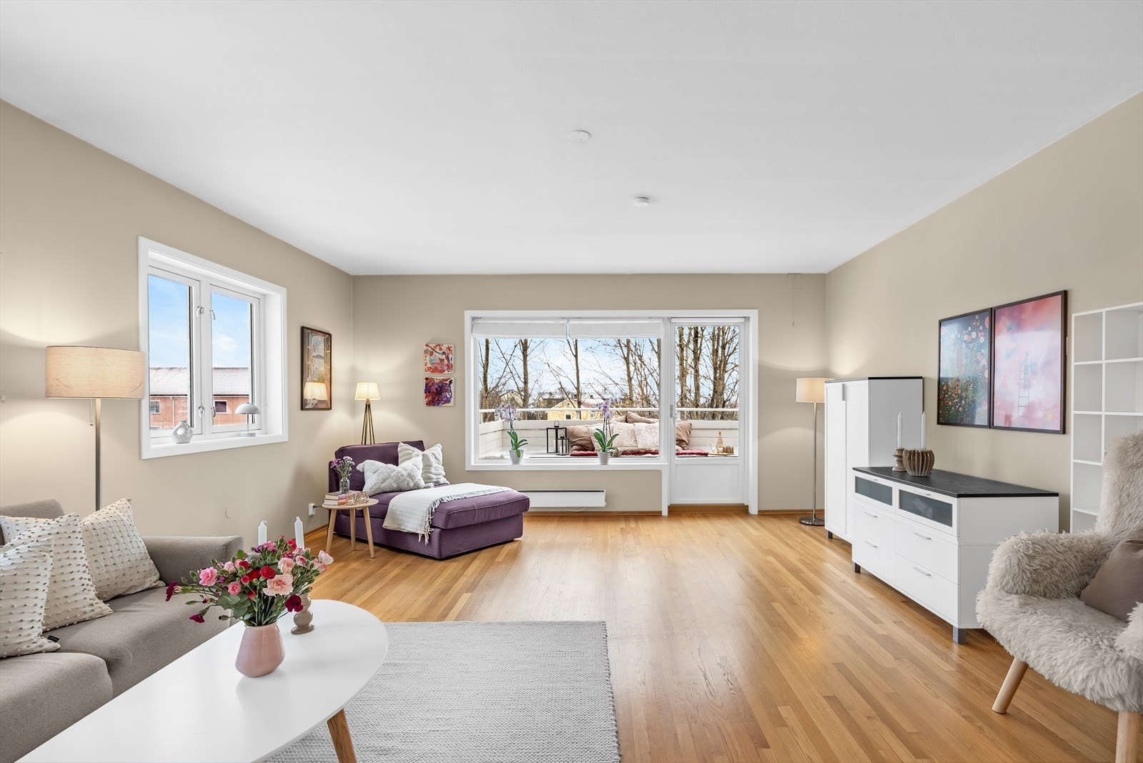 Hele tre vindusflater i stue gir rikelig med lysinnslipp og sol fra flere himmelretninger. Galleribilde