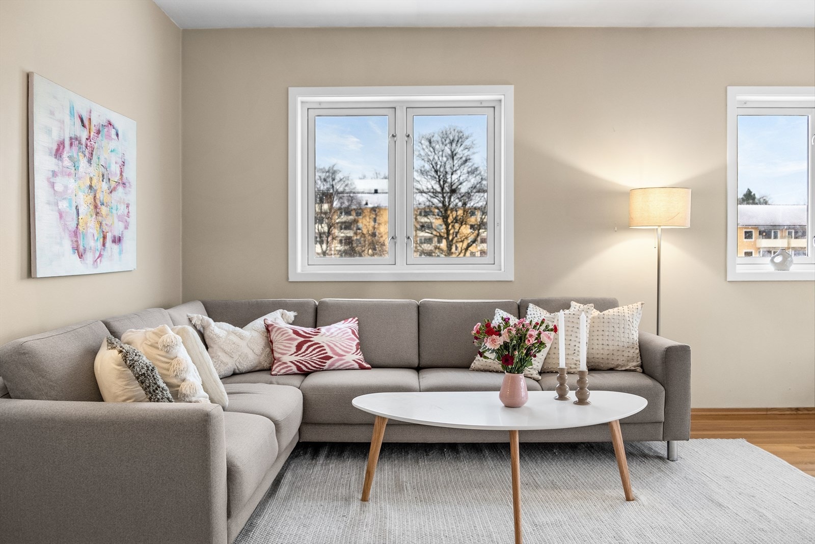 I stua er det plass til både stor sofa og spisebord. I tillegg har leiligheten også spiseplass i tilknytning til kjøkkenet. Galleribilde