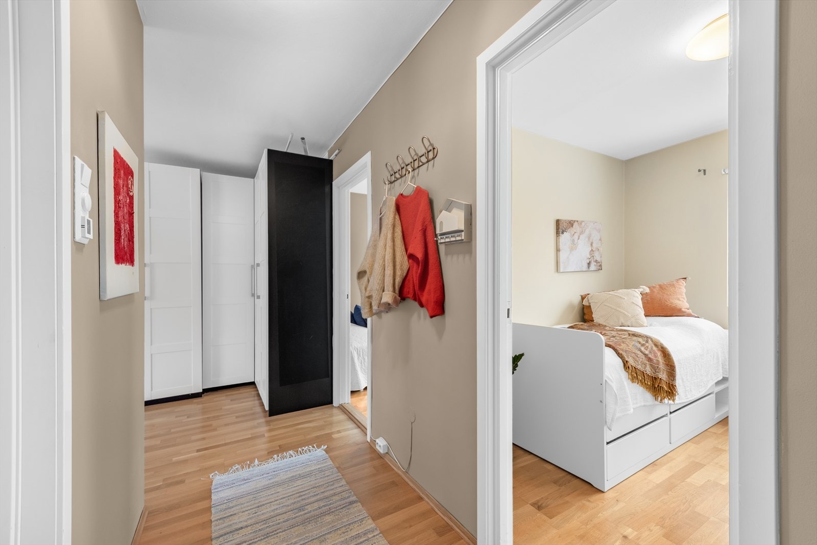 Det er rikelig med plass til oppbevaring i det moderne hjørneskapet som medfølger leiligheten. Galleribilde