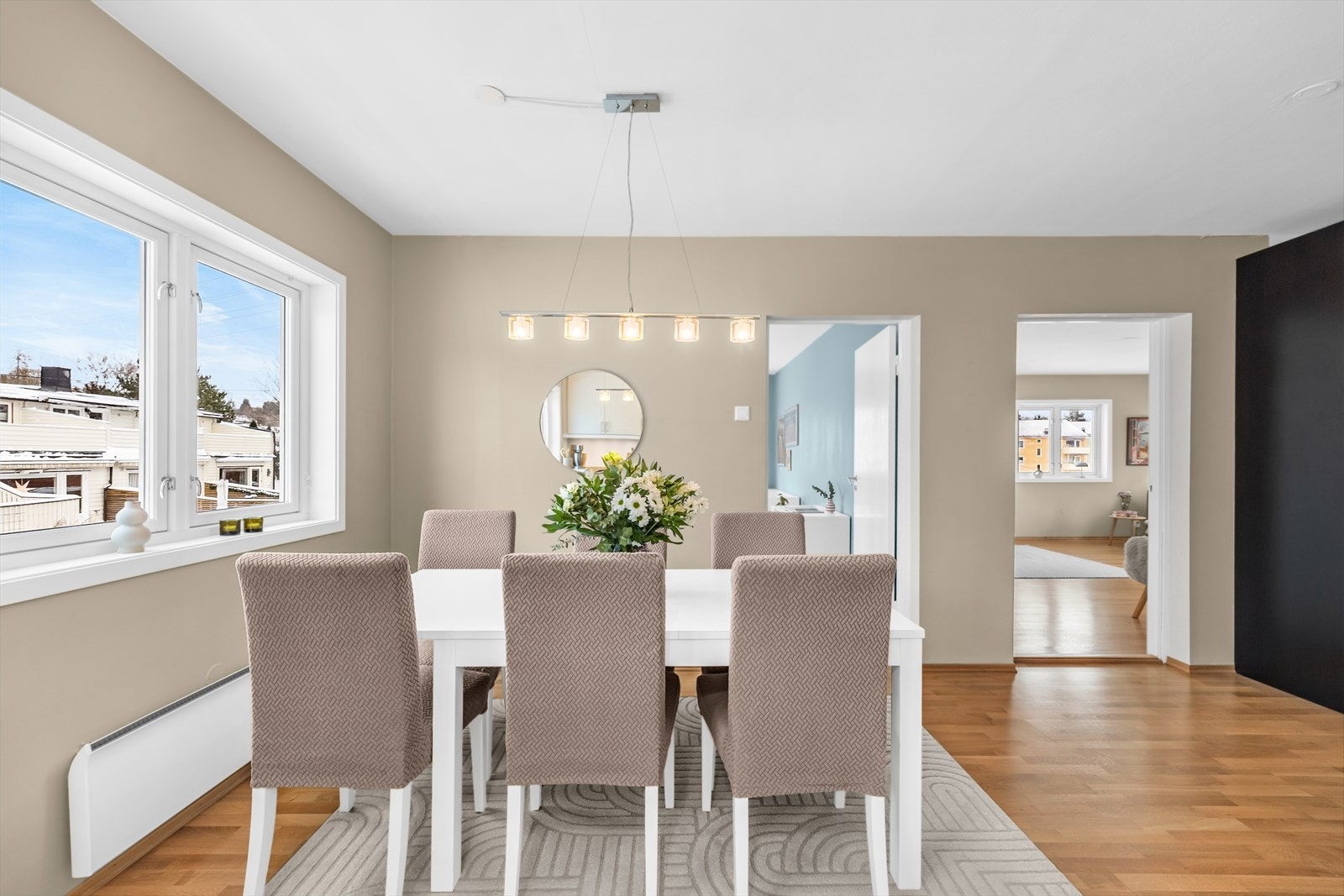 Fra spiseplass på kjøkkenet sett mot hovedsoverom og stue. Galleribilde