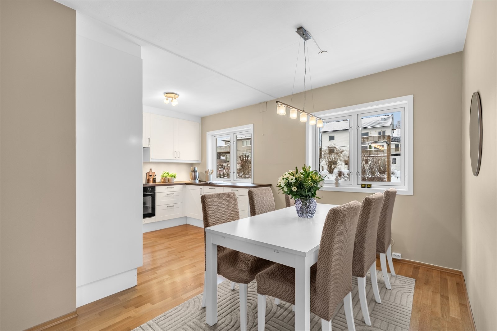 To vindusflater i kjøkkenet gir også dette rommet rikelig med lysinnslipp. Galleribilde