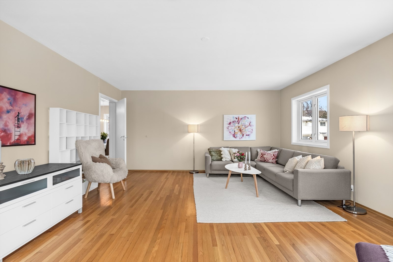 Den gode størrelsen og lyse utformingen gir fleksible møbleringsmuligheter, noe som gjør det enkelt å skape et personlig hjem. Galleribilde