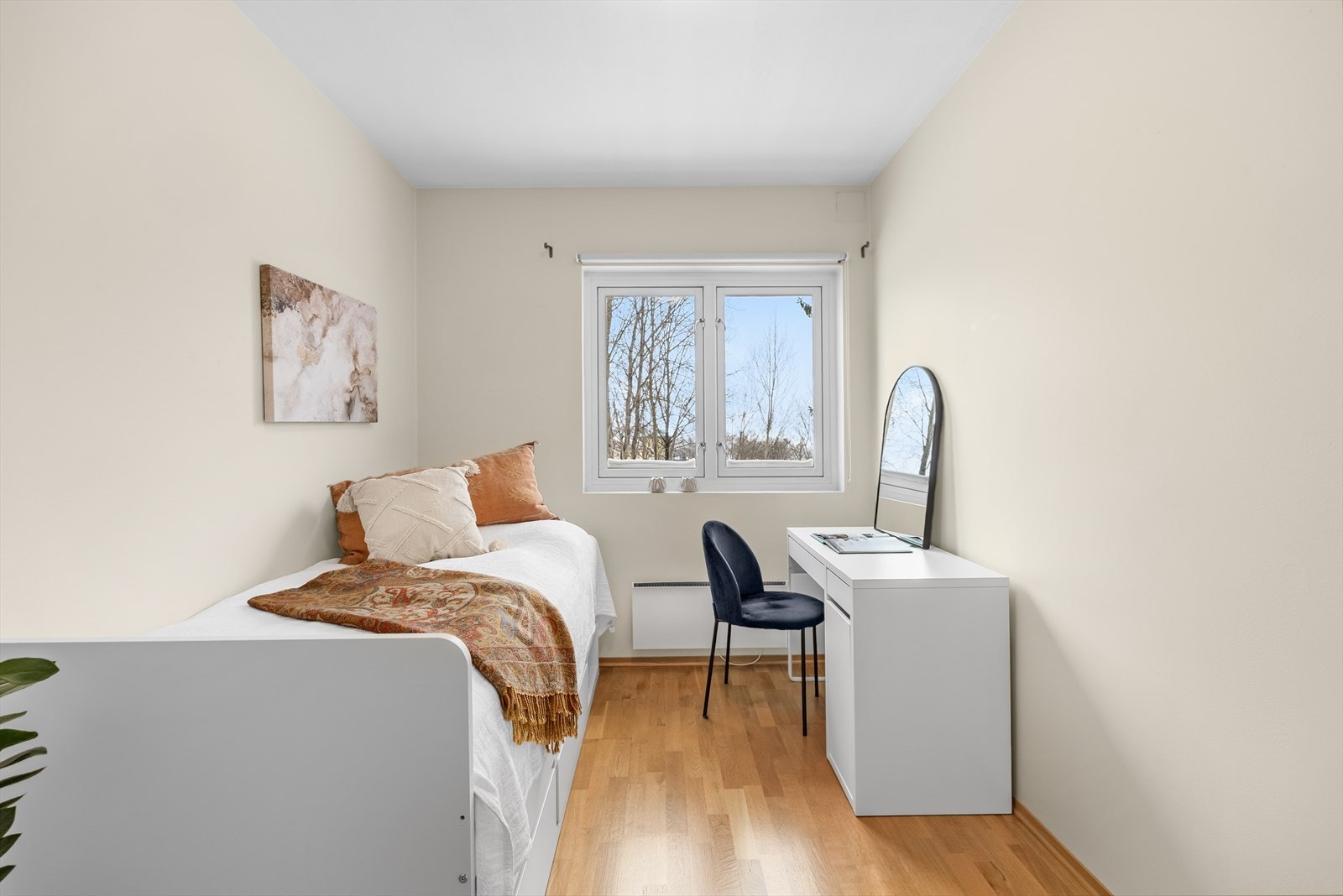 Soverom 2 er noe mindre enn hovedsoverommet, men har funksjonell utforming med plass til seng og nødvendig møblement. Galleribilde