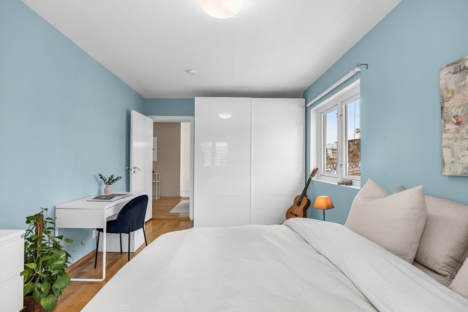 Rommet har også rikelig med oppbevaringsplass i en romslig skyvedørsgarderobe. Galleribilde