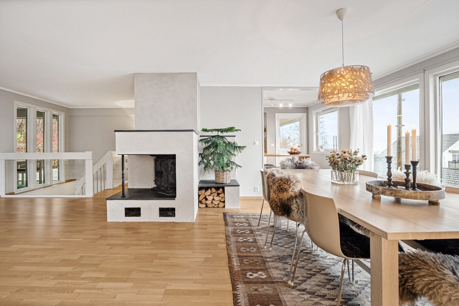 Spisestuen har en delvis åpen løsning mot kjøkkenet, som skaper en sosial sone. Galleribilde