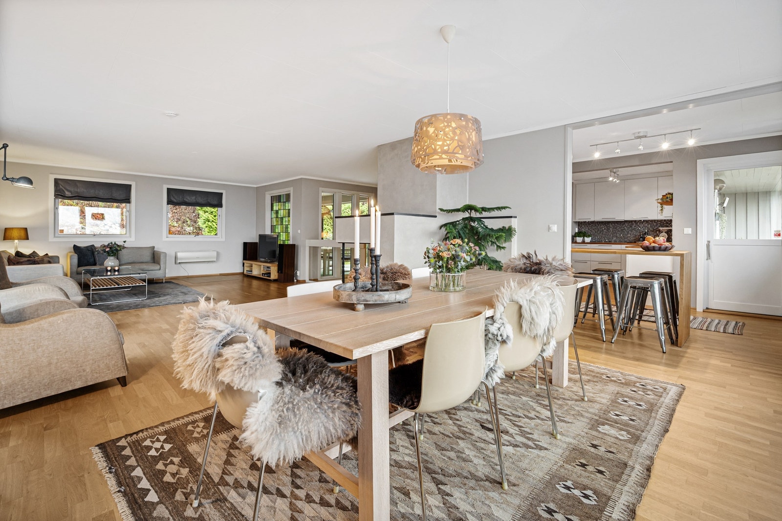 Fra spisestuen er det enkel tilgang til både stue og kjøkkenets barløsning. Galleribilde