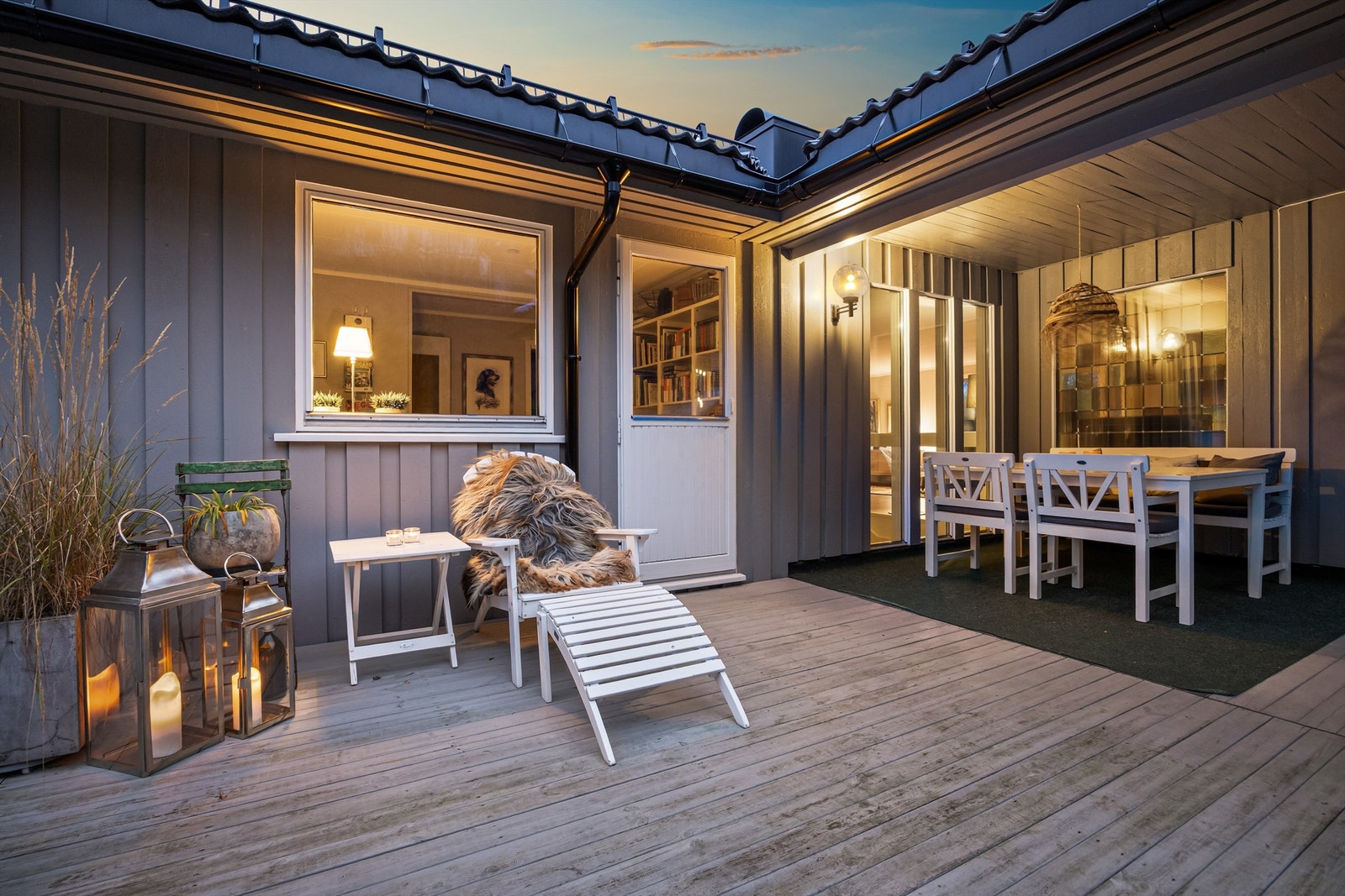 Sol fra ca. kl. 10.00 til 17.00 (midtsommerstid) iflg. selger. Galleribilde