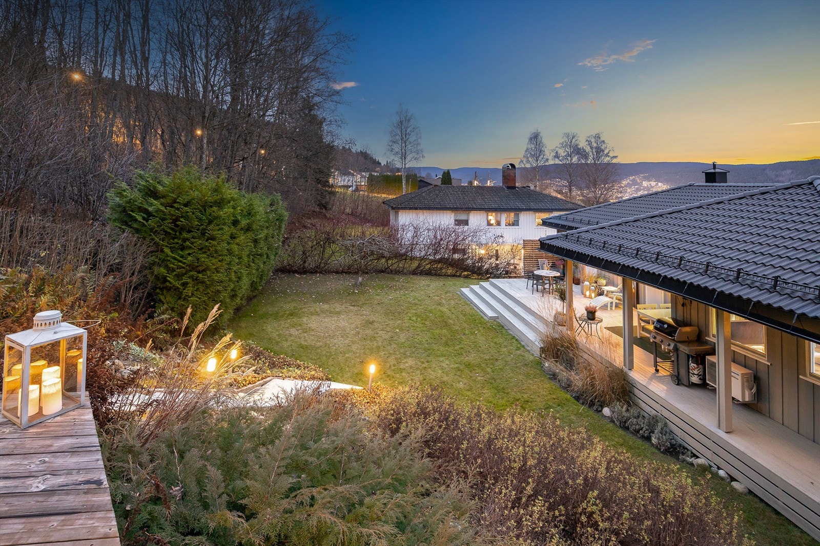 Uteområdet er opparbeidet med plen, beplantning og flere sosiale soner. Galleribilde