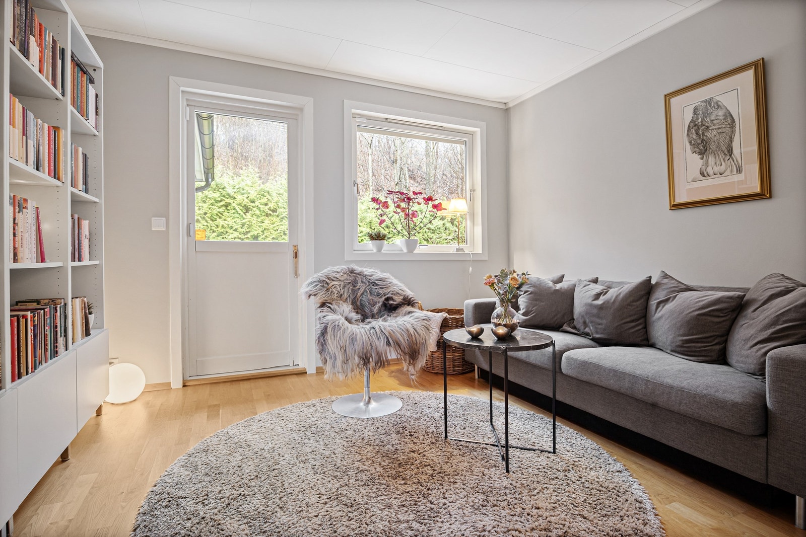 Praktisk TV-stue med direkte utgang til den store, sydvendte terrassen. Galleribilde