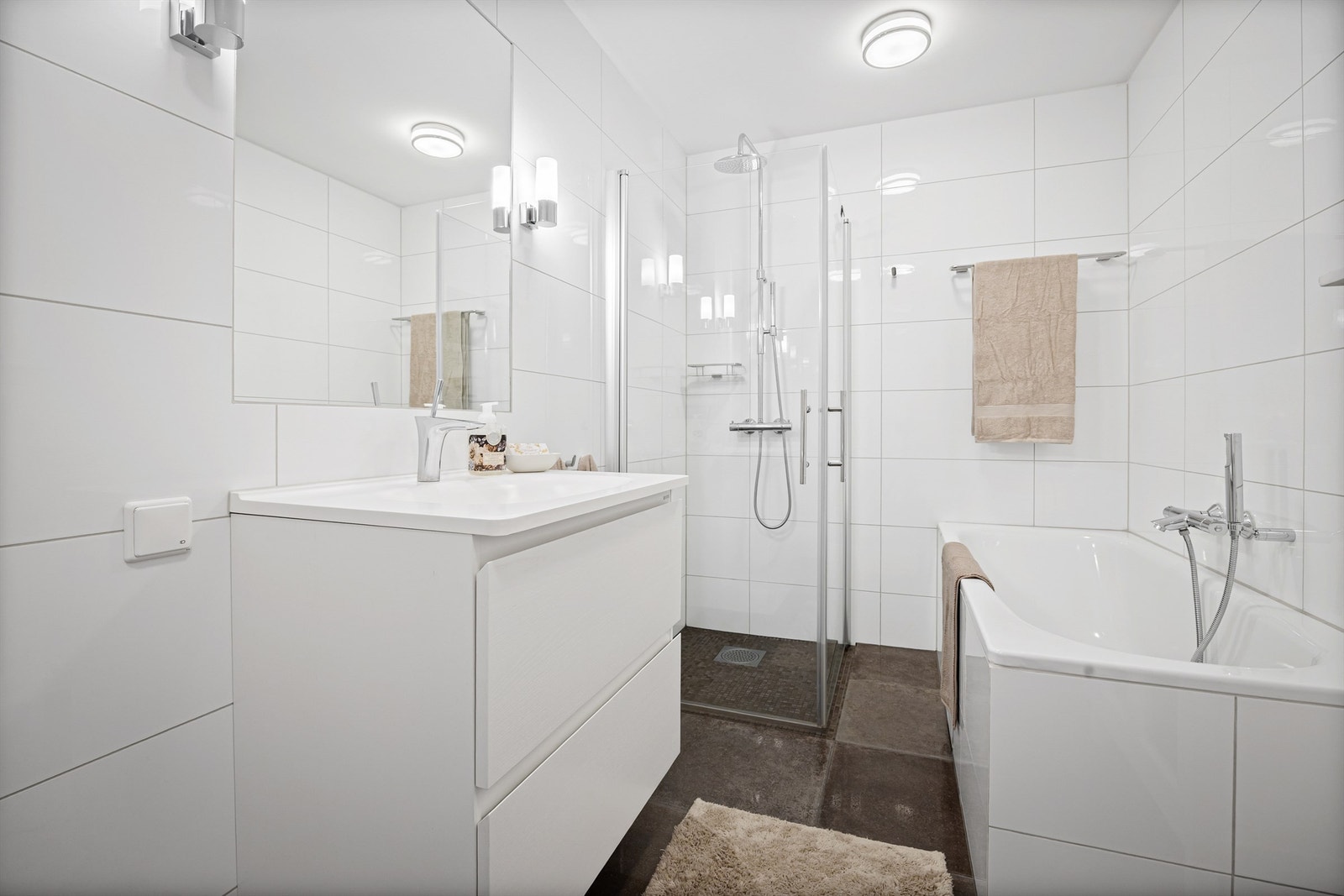 Badet i underetasjen er fra 2011 og har både badekar samt dusjhjørne. Galleribilde