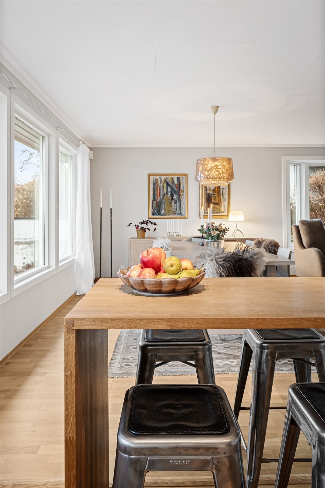 Den praktiske barløsningen ved kjøkkenet fungerer som en naturlig overgang mellom sonene. Galleribilde