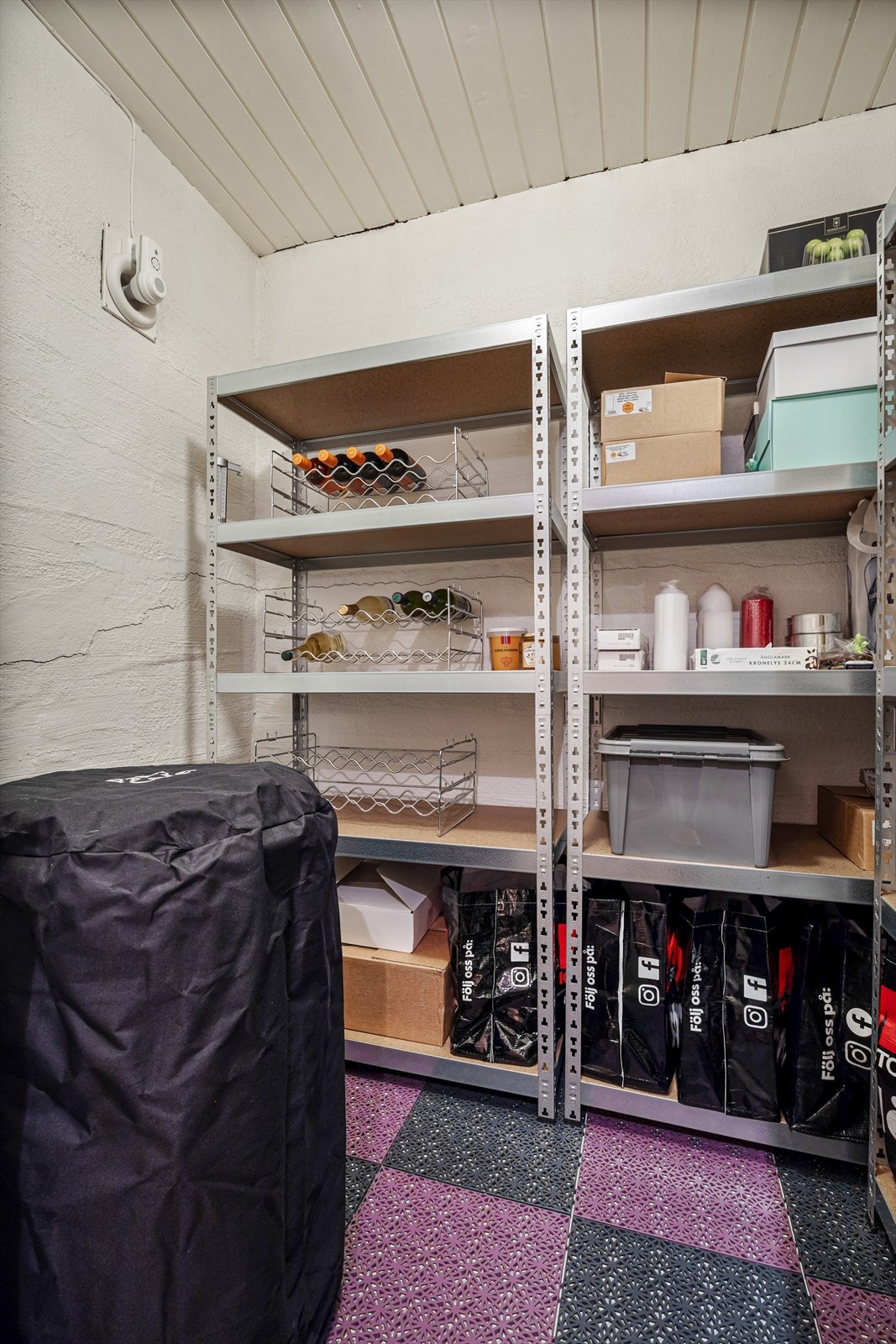 Boder bak trapp i underetasjen har endret plassering fra opprinnelig godkjente tegninger - Ikke byggemeldt Galleribilde