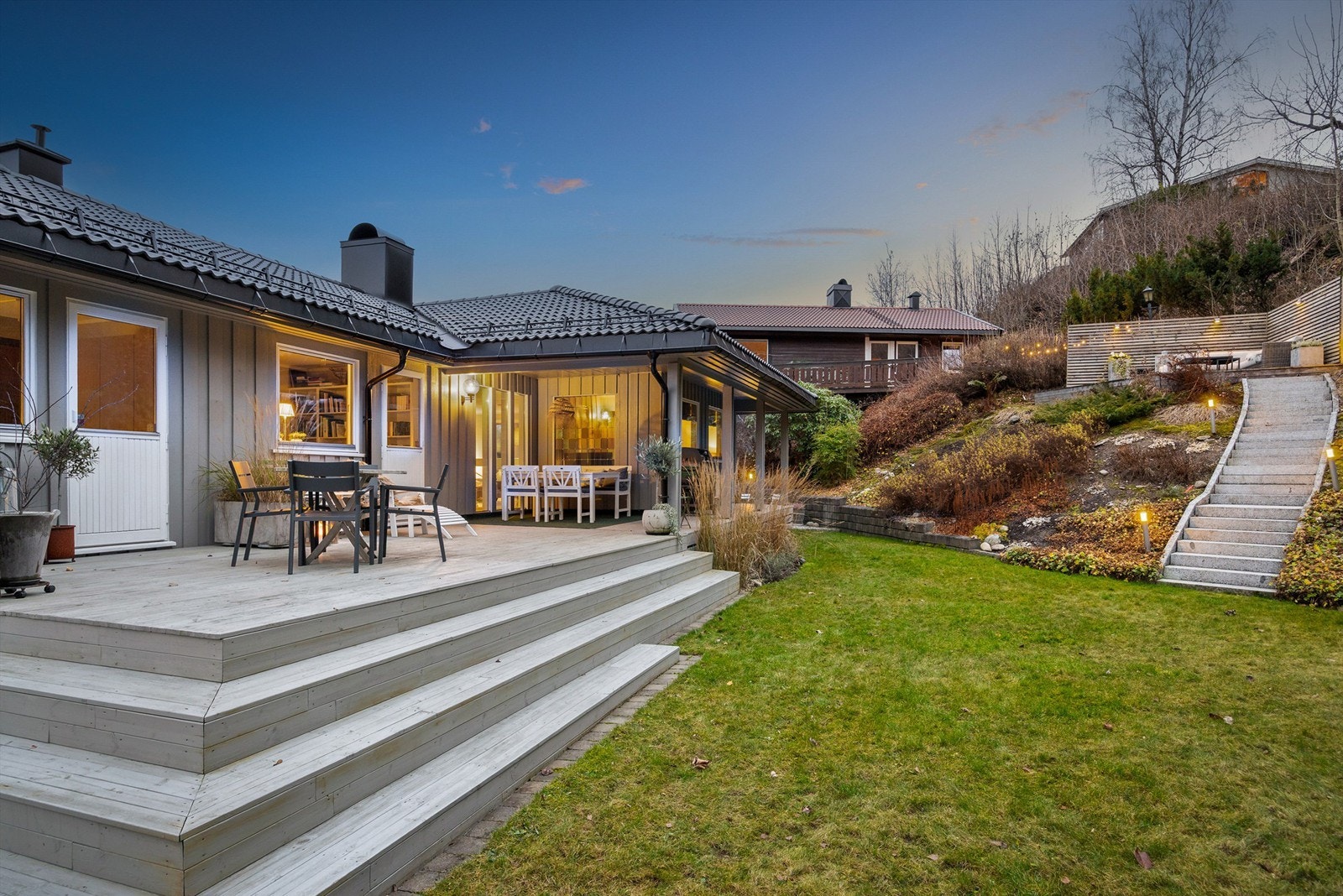 Hagen har flere nivåer med trapp opp til en frittliggende platting. Galleribilde