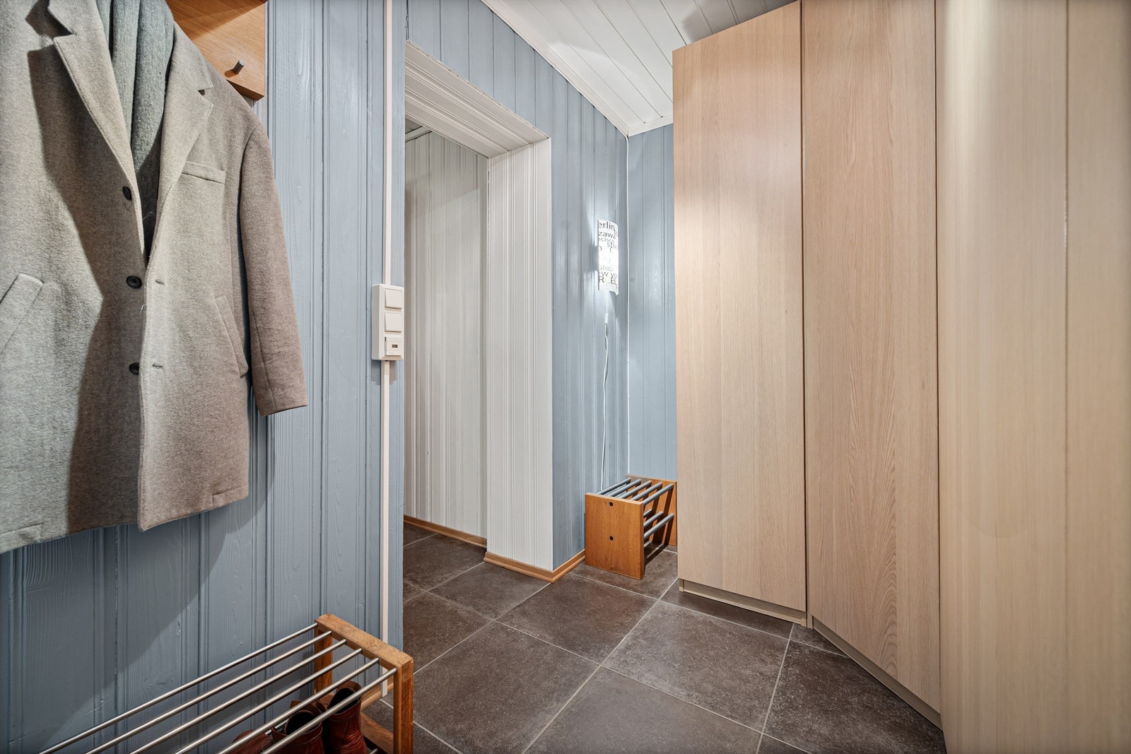 Godt med garderobeplass i tilknytning til entréen i underetasjen. Galleribilde