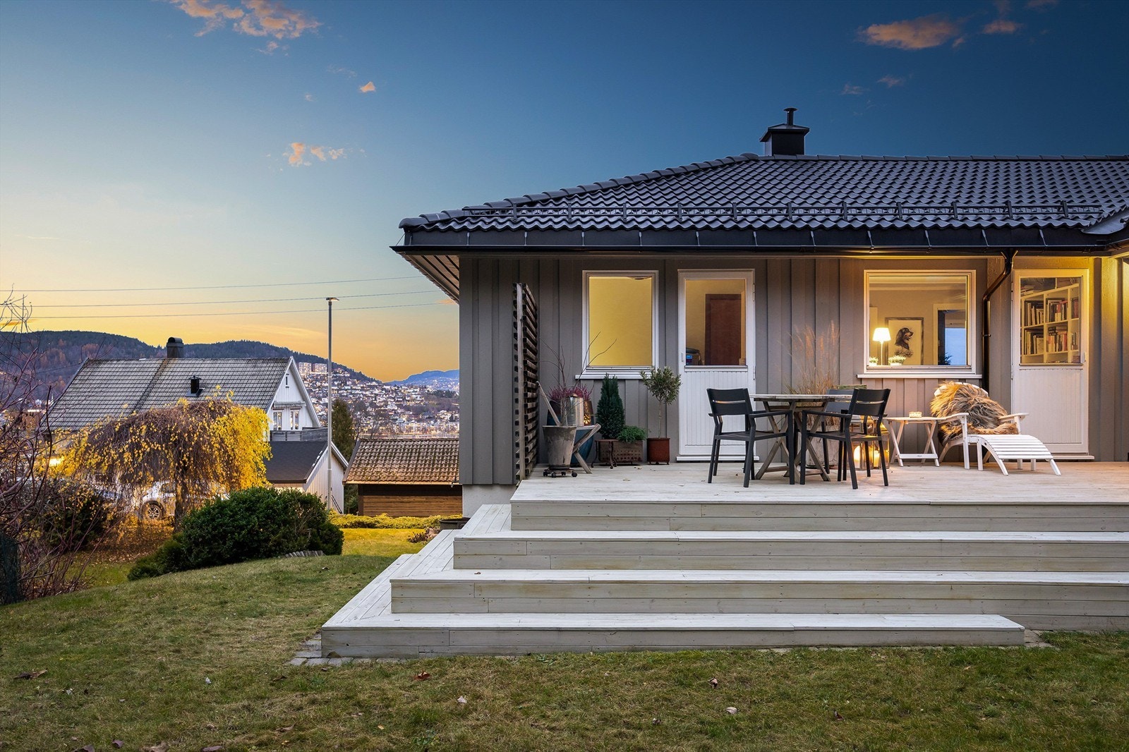 Fra terrassen er det trappeadkomst ned til hageområdet. Galleribilde