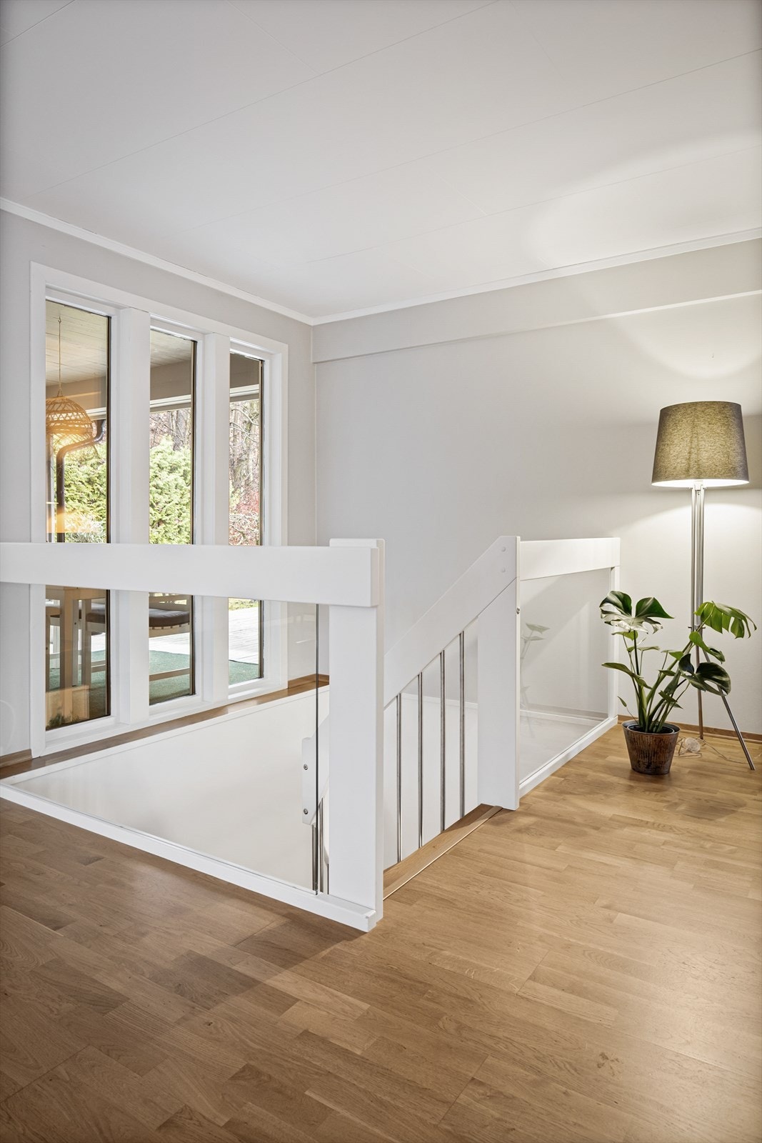 Innvendig trapp i tre fra 2012 forbinder de to etasjene. Galleribilde