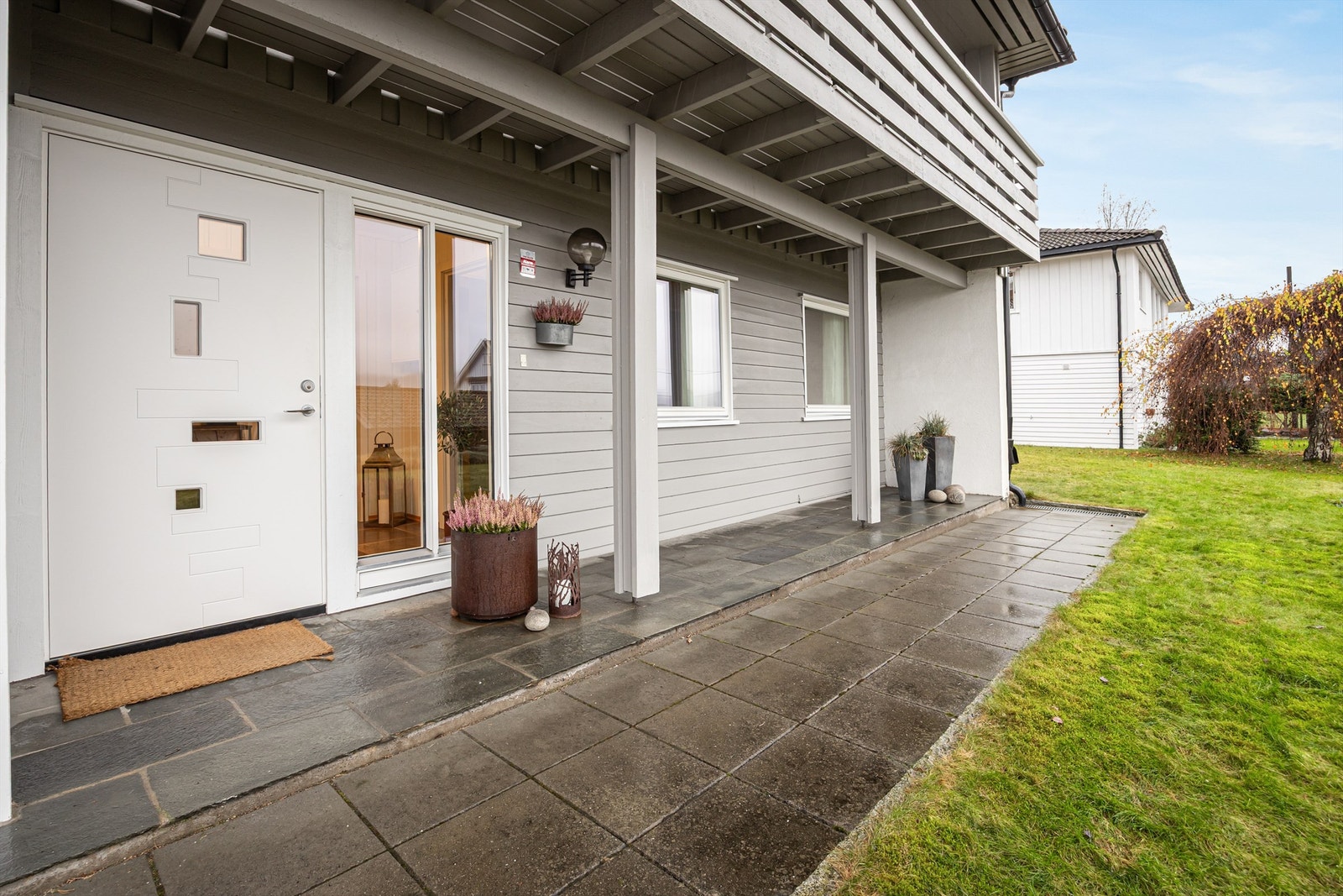 Ytterdøren i tre med glassfelt er fra 2012 og gir et solid førsteinntrykk. Galleribilde