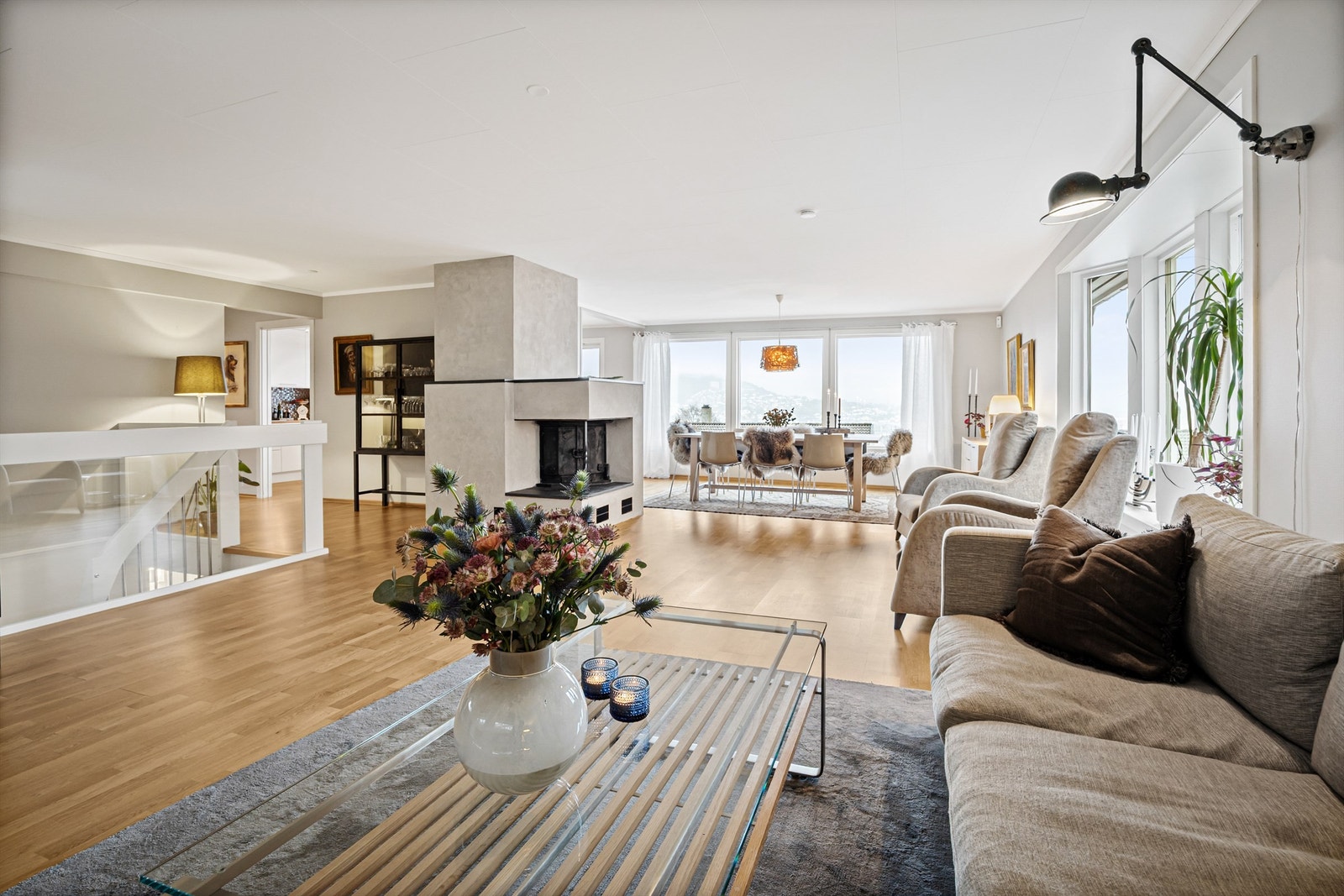 Hovedstuen er et gjennomgående rom med store vindusflater som gir rikelig med dagslys. Galleribilde