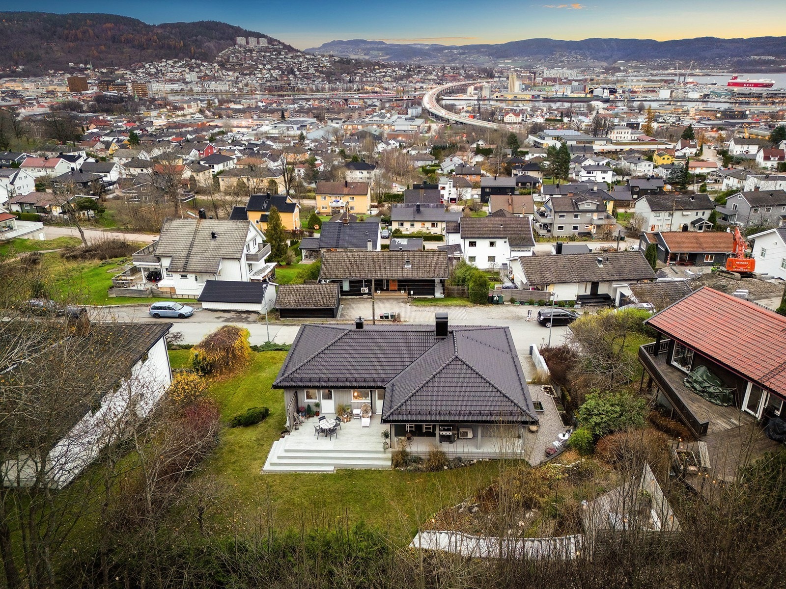 Eiendommen ligger høyt og fritt med utsikt over Drammen sentrum og fjorden. Foto: Stine Prøitz Jørgensen Galleribilde