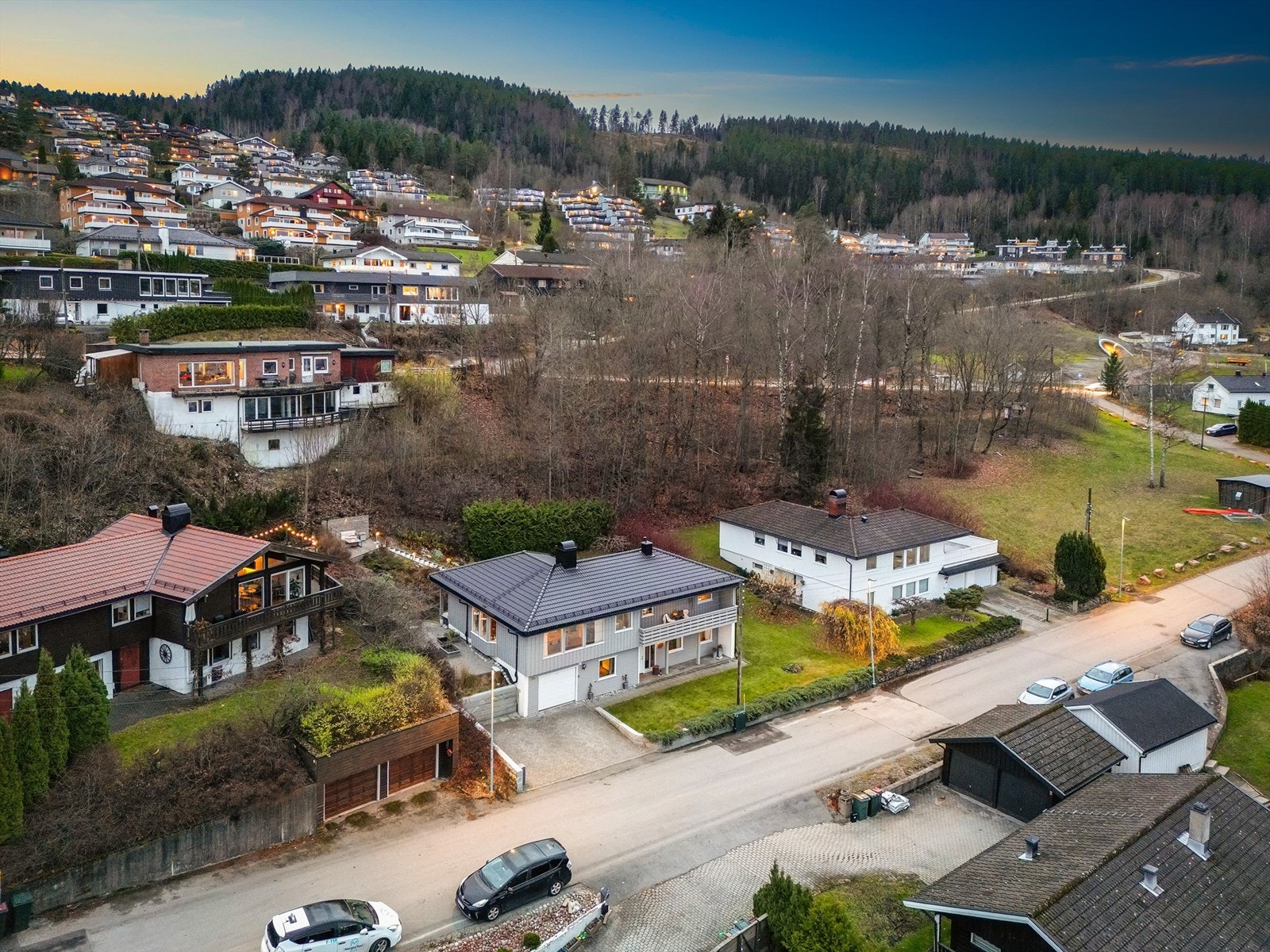 Kort vei til bussholdeplass ved Austadveien med flere avganger. Galleribilde