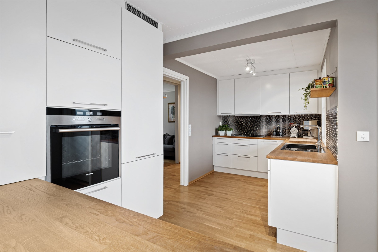 Kjøkkenet er utstyrt med helintegrerte hvitevarer, inkludert stekeovn i høyskap. Galleribilde