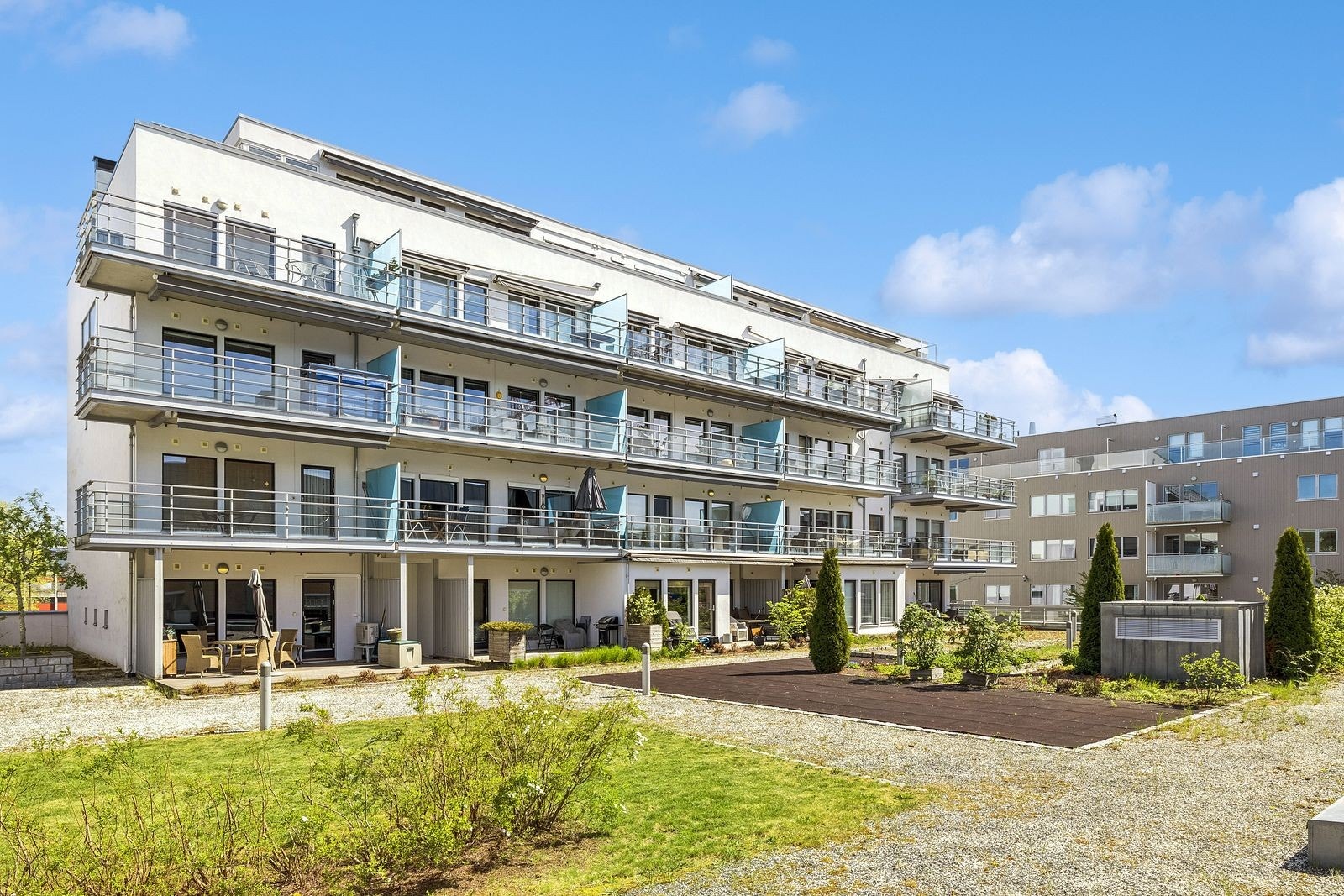 Fellesområdet har en hyggelig utforming med gressplen, sittegrupper og en rekke beplantninger Galleribilde