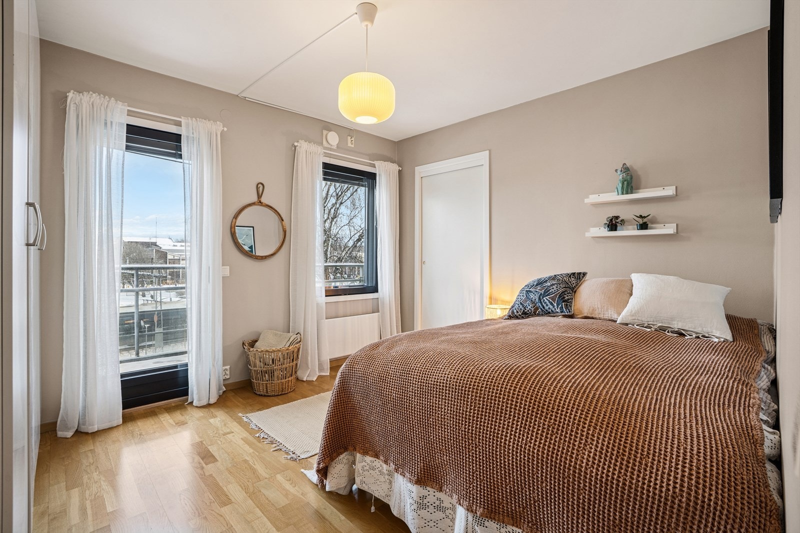 Leiligheten har et stort og delikat soverom med god plass til både dobbeltseng og garderobeskap - direkte utgang til luftebalkong vendt mot øst Galleribilde