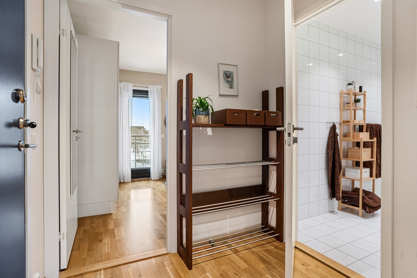 Entreen har calling-anlegg som gjør det enkelt å slippe inn gjester Galleribilde