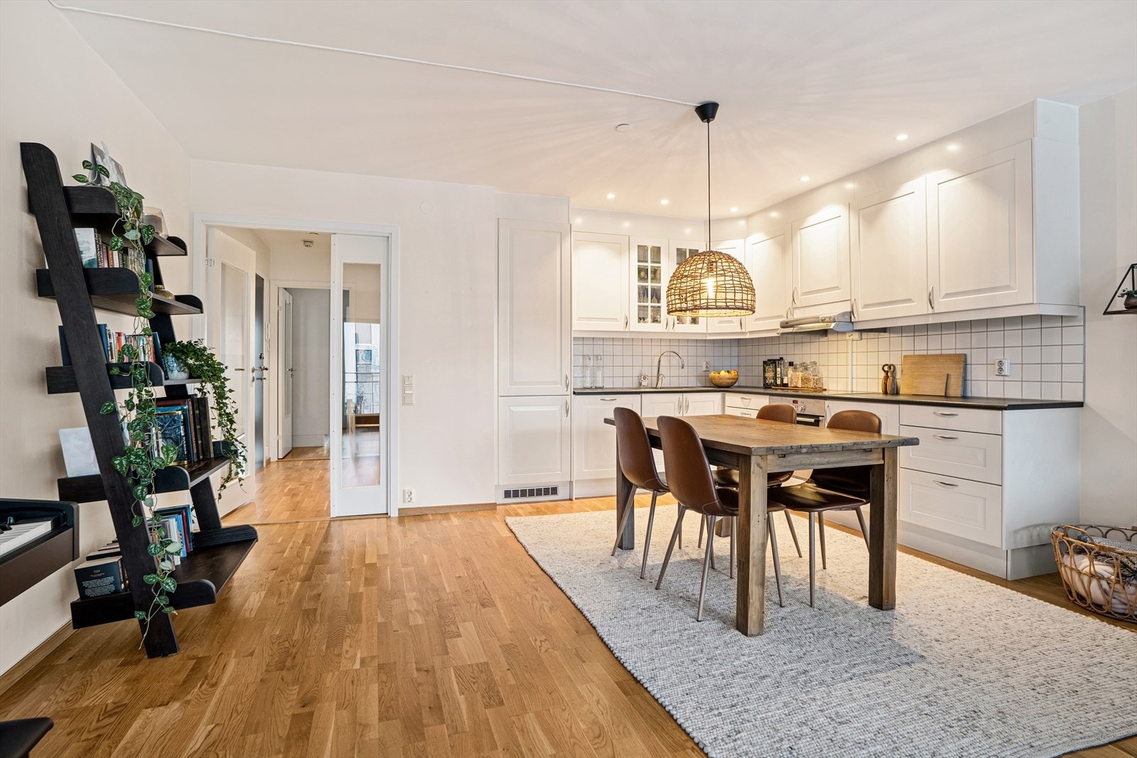 På kjøkkenet er det god plass til spisestuebord Galleribilde