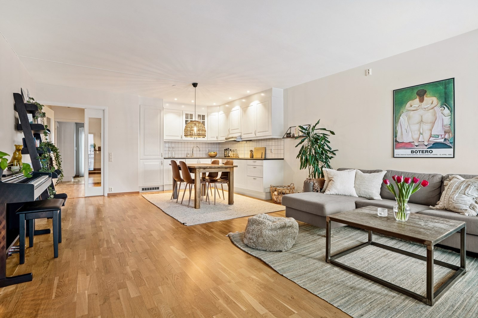 En åpen stue/kjøkkenløsning gir en behagelig romfølelse Galleribilde