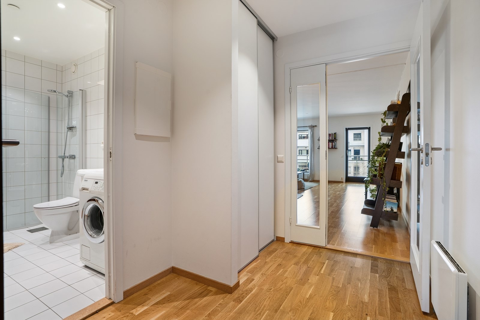 Romslig entré med skyvedørsgarderobe for praktisk oppbevaring av yttertøy Galleribilde