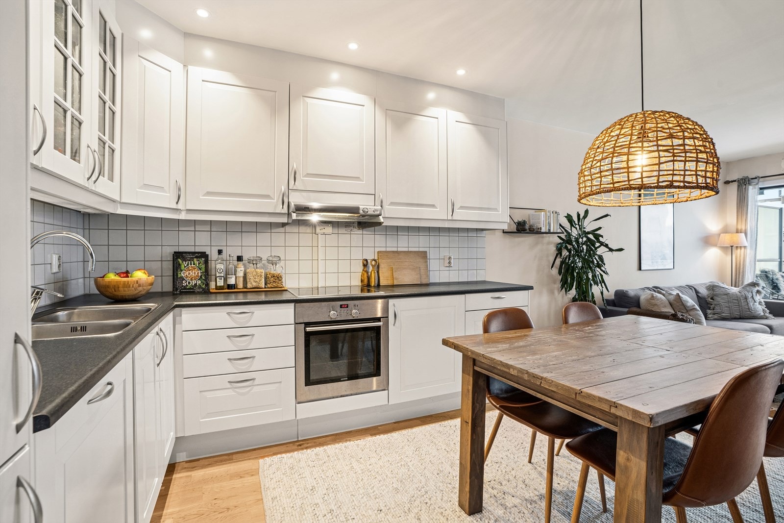 Kjøkkenet har godt med benkeplass og gode oppbevaringsmuligheter i skuffer og skap Galleribilde