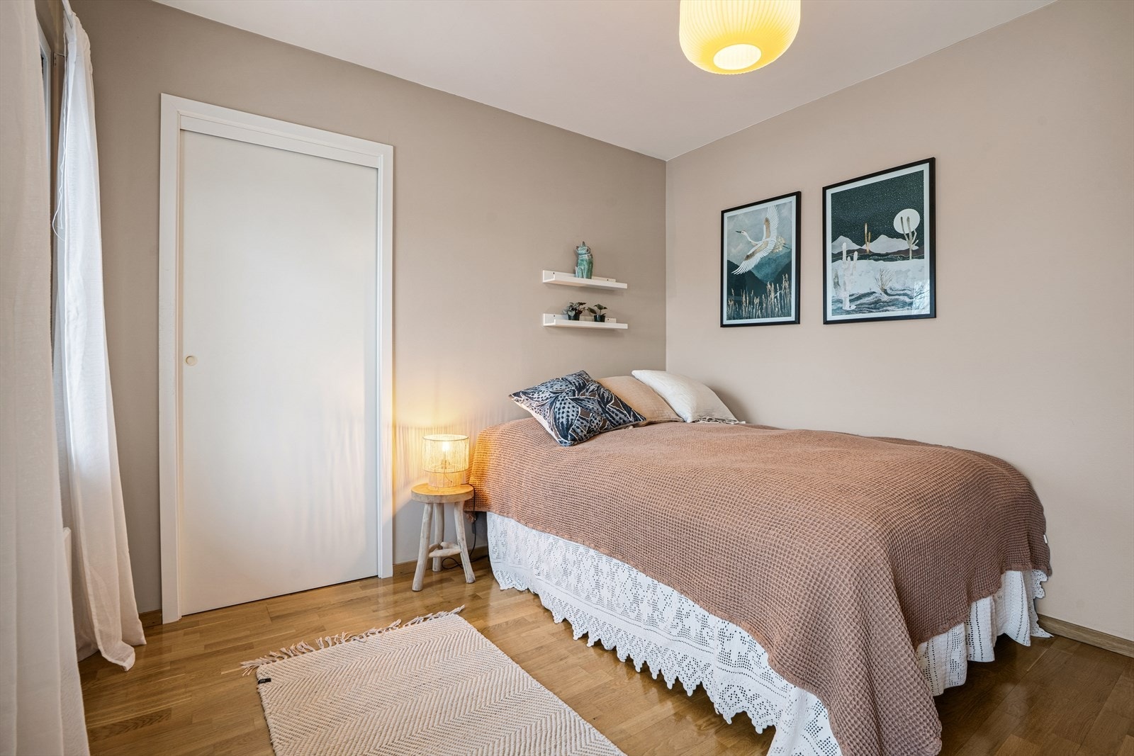 Inngang til romslig bod fra soverommet Galleribilde