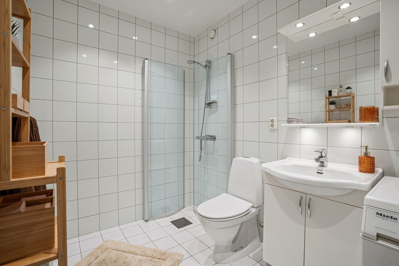 Flislagt baderom av god størrelse - elektriske varmekabler i gulv Galleribilde