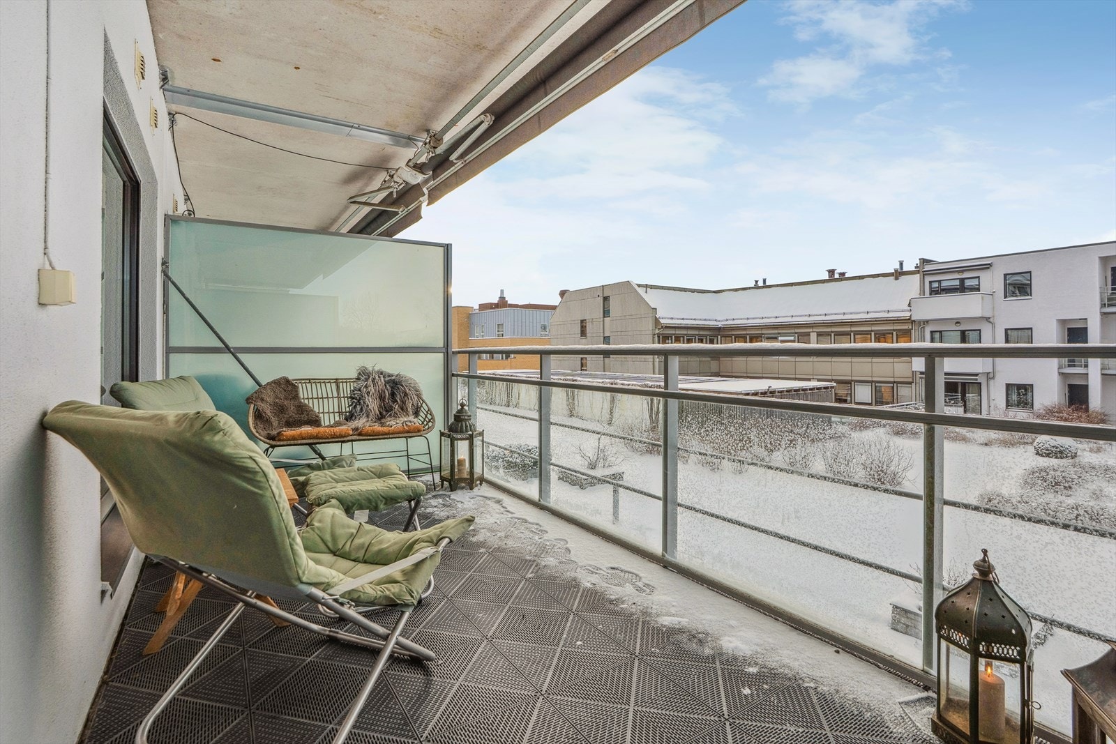 Her er det god plass til flere ulike sittegrupper og grill Galleribilde