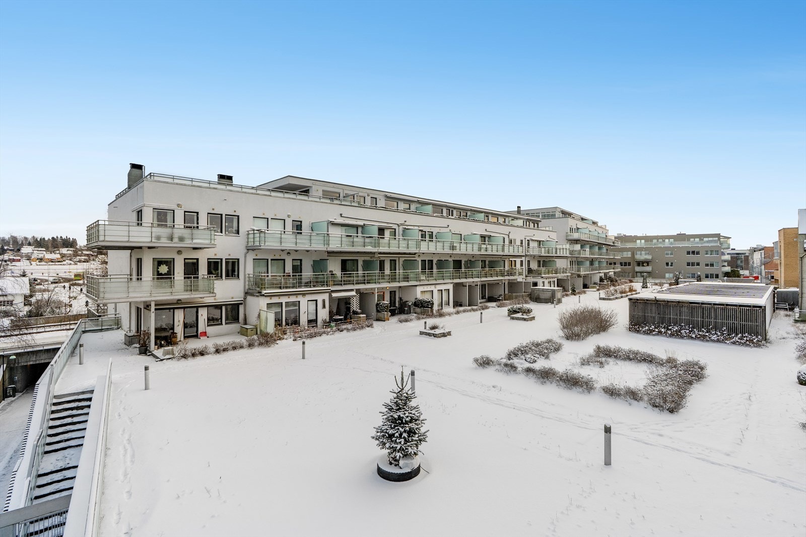 Borettslaget har et pent fellesareal som egner seg godt til opphold Galleribilde