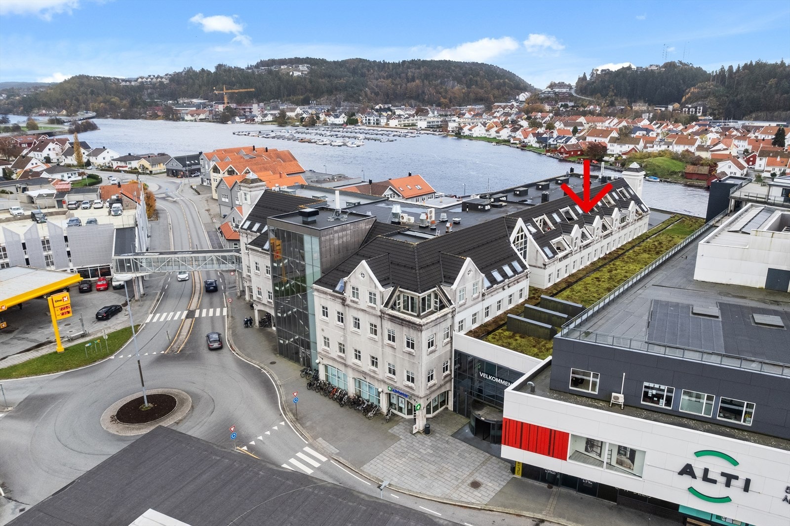 Fra leiligheten har man umiddelbar nærhet til alle servicetilbud i ALTI senteret. Restauranter, apotek, legesenter og en rekke butikker. Galleribilde