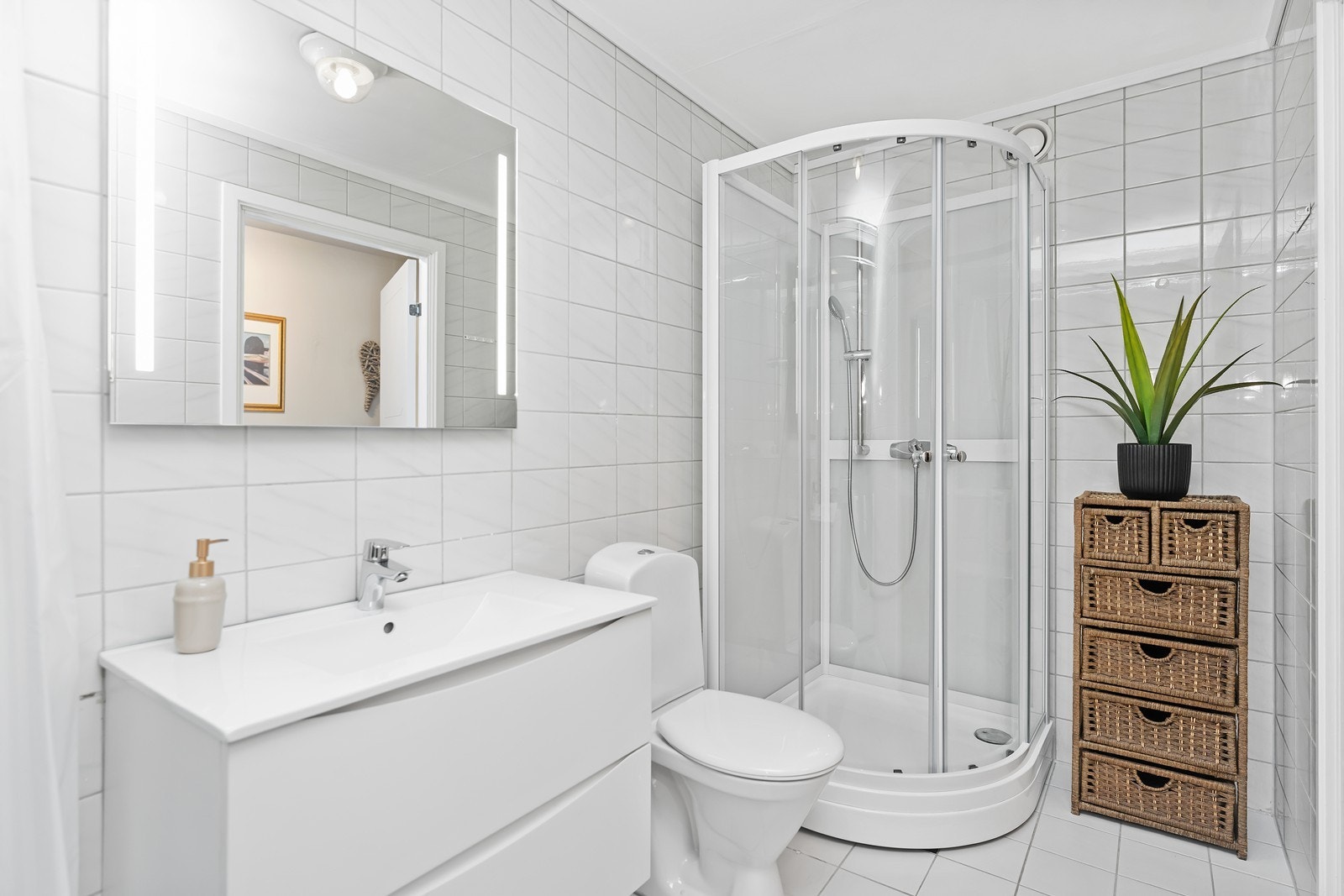 Flislagt bad med eget avlukke til vaskerom. Ny (2025) baderoms-innredning, dusj og toalett. Galleribilde