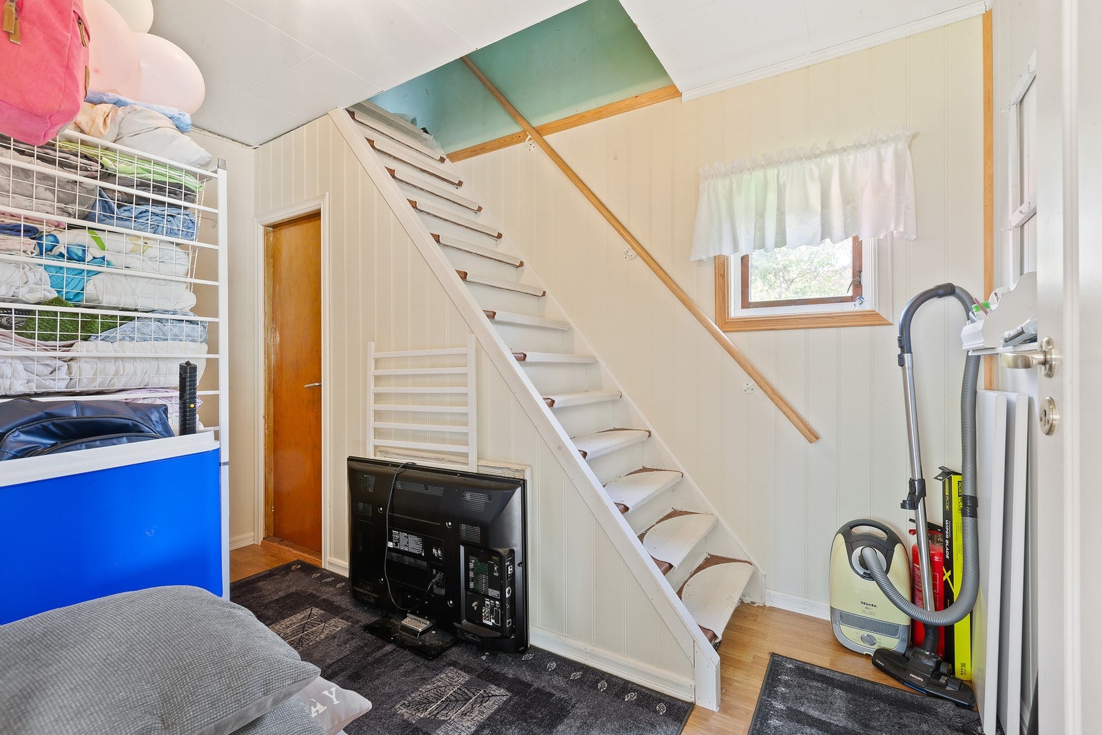 Gang med trapp til loftetajsen Galleribilde