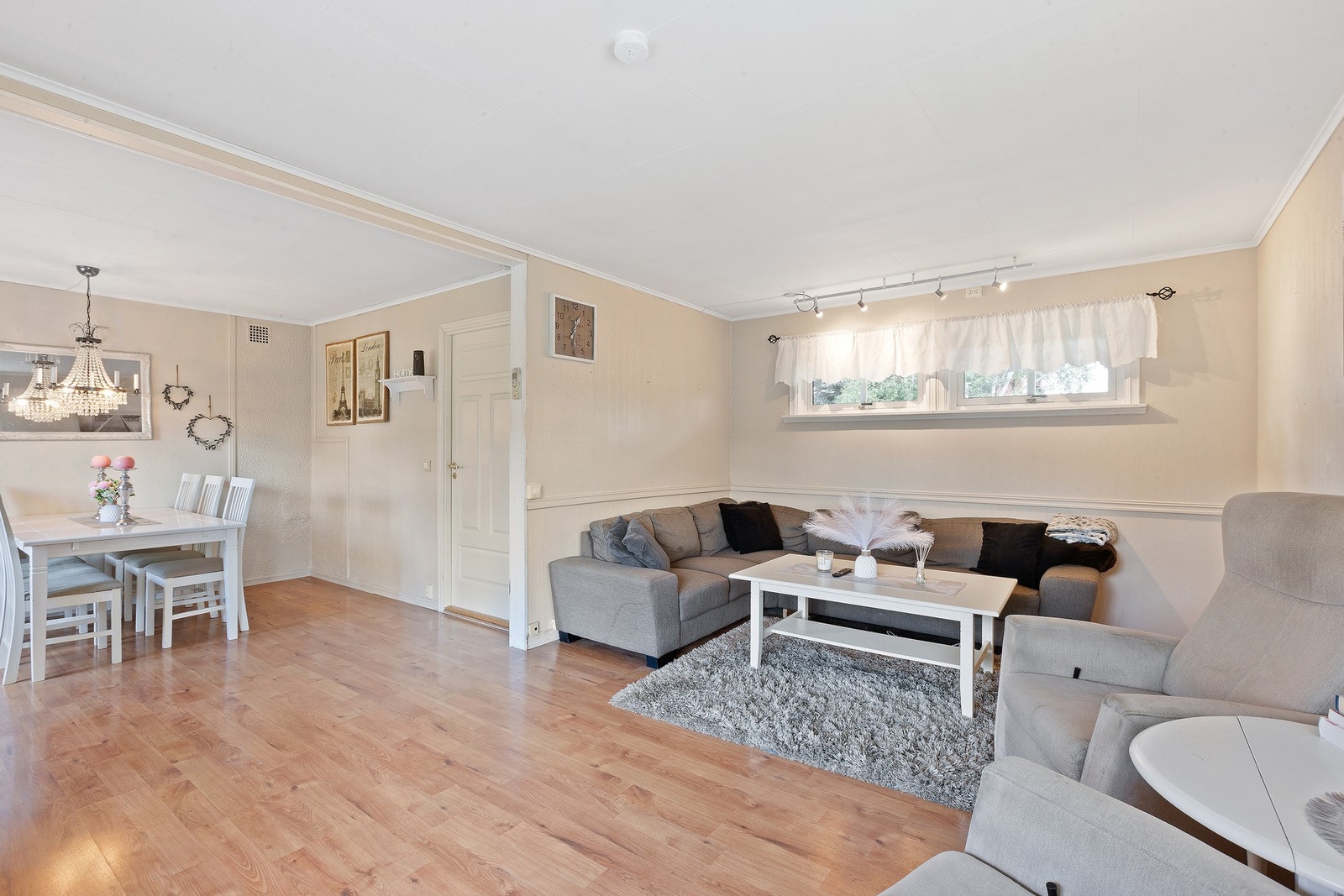 Stuen har store vindusflater og gir en lys og trivelig atmosfære Galleribilde