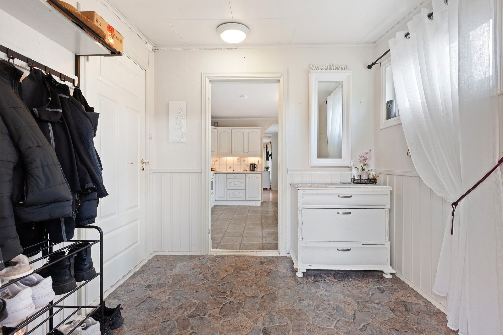 Romslig entré Galleribilde