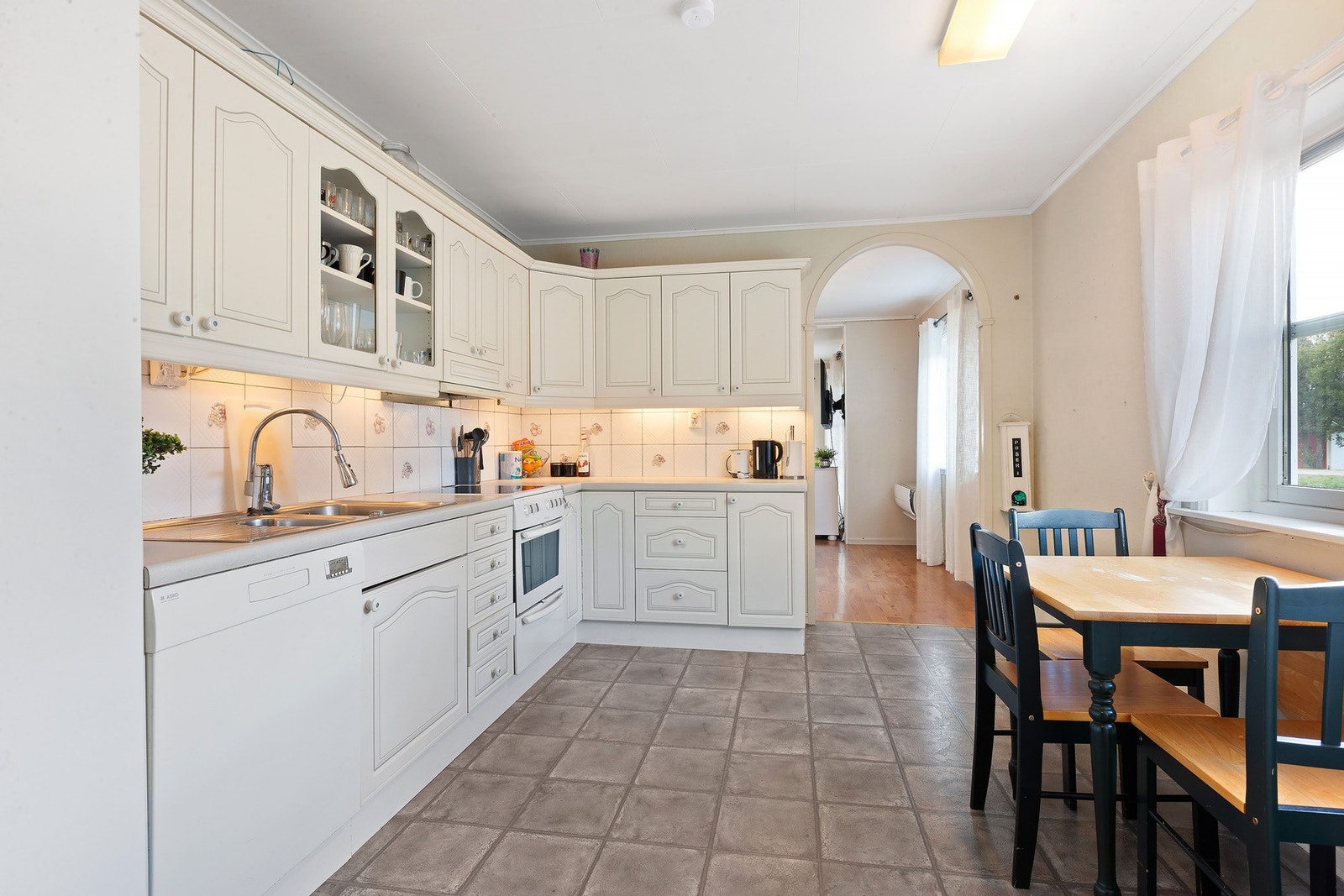 Kjøkken med plass til spisebord Galleribilde