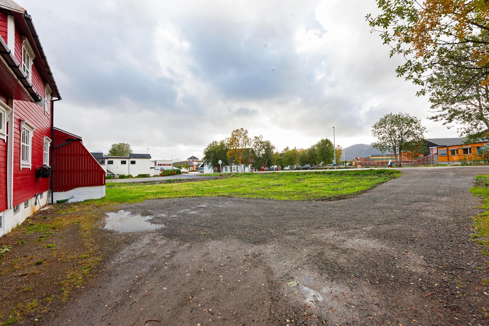 Fra eiendommen har umiddelbar nærhet til skole og barnehage rett over veien Galleribilde